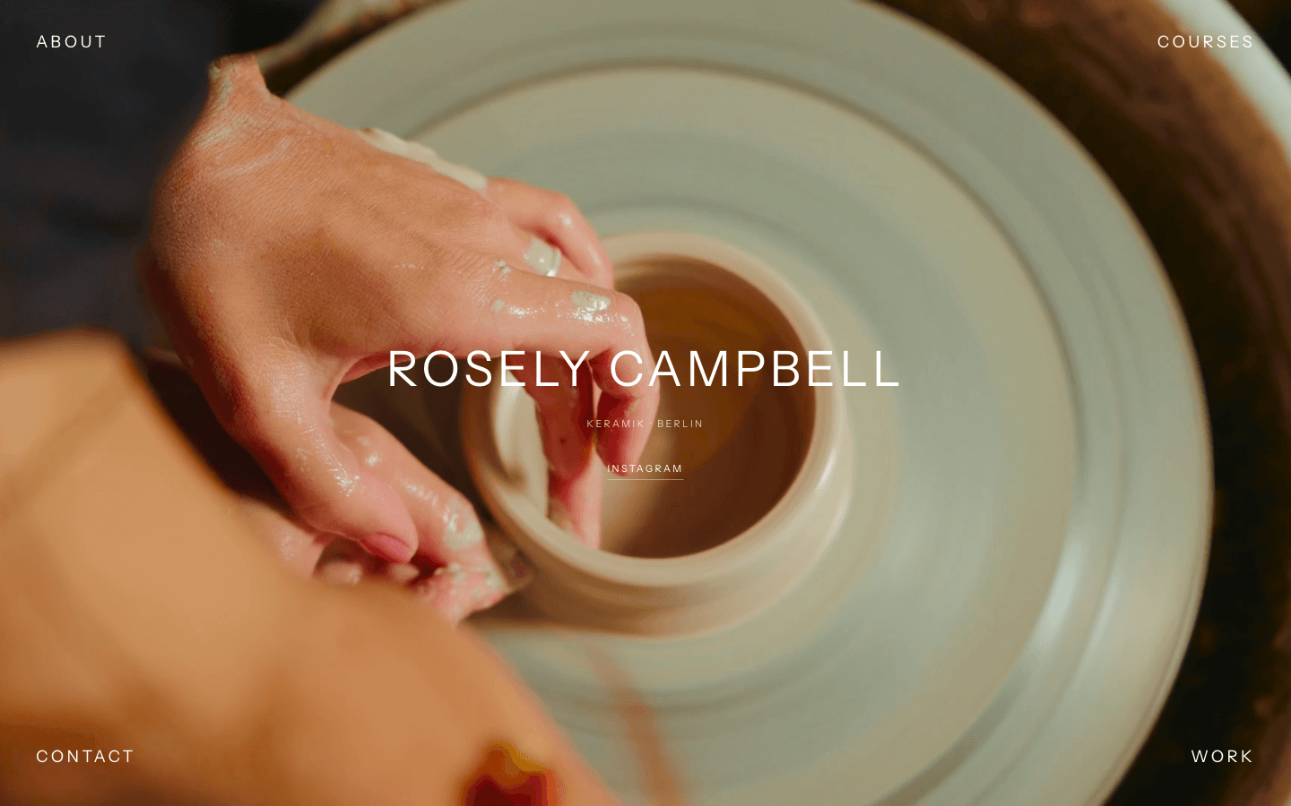 Hände mit Ton an der drehenden Scheibe, darüber der Name Rosely Campbell