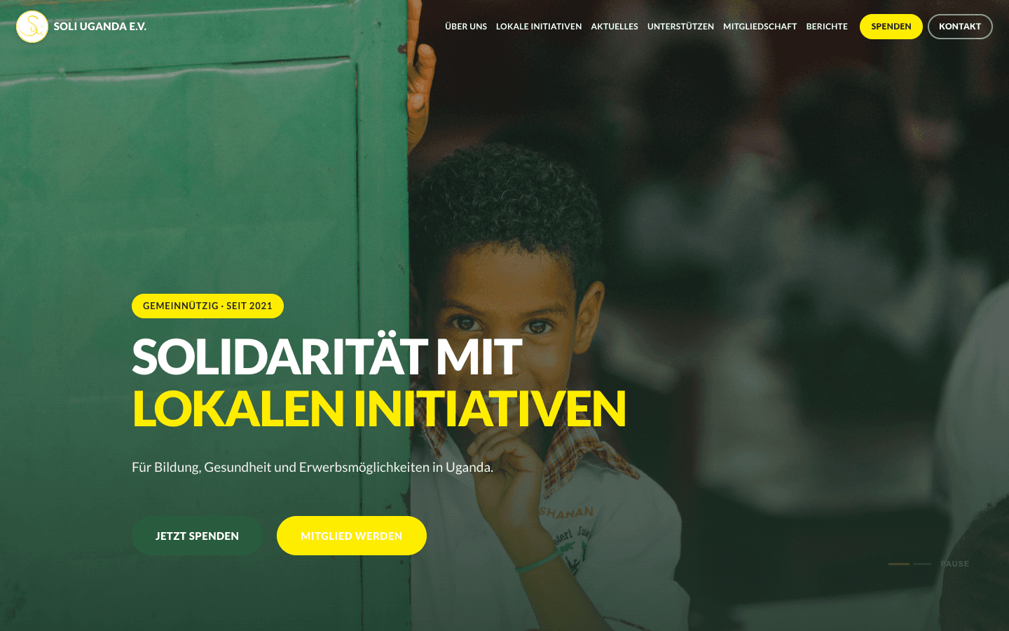 Screenshot der SOLI-Uganda-Startseite: Kind an einer grünen Tür und die Zeile Solidarität mit lokalen Initiativen